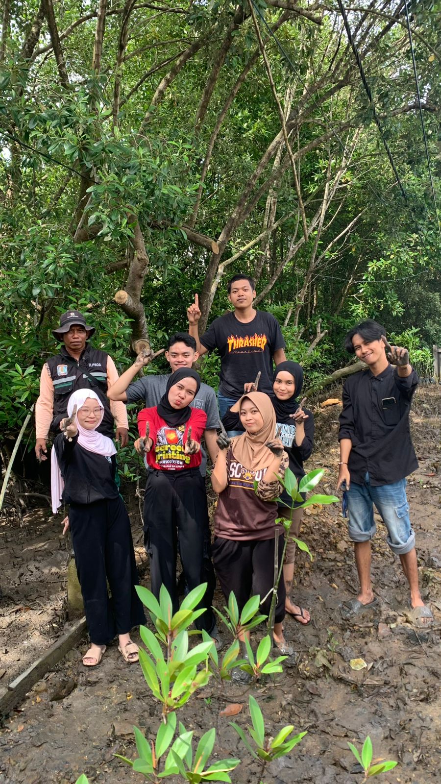 Penanaman Mangrove: Kunci Keberlanjutan Ekosistem Pesisir Oleh Anak KKN A1 ITK