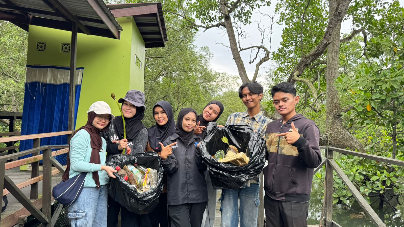 Kelompok KKN A1 Menikmati Keindahan Mangrove Margomulyo Menggunakan Perahu